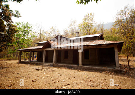 Kaladhunga Bungalow am Ufer des Flusses Sarda, gebaut von Sir Henry Ramsay im Jahr 1919, Uttarakhand, Indien Stockfoto