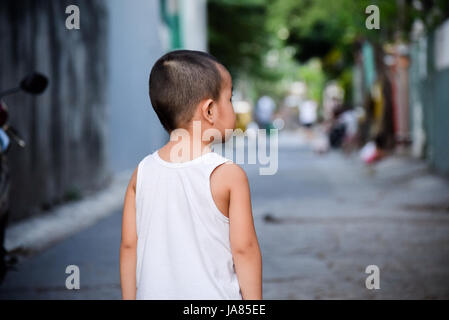 Ich bin auf der Suche nach meiner Mutter. Ich bin das Kind, das auf der Suche nach ihr fragt. Stockfoto