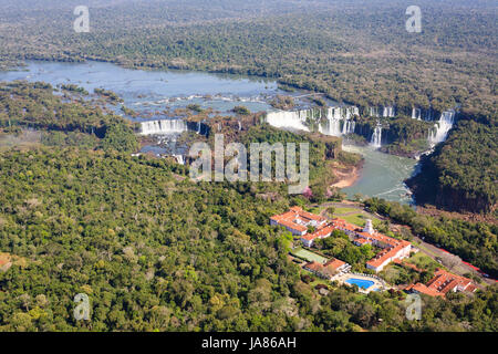 Helikopterblick aus Iguazu Falls National Park, Argentinien. UNESCO-Welterbe. Abenteuerreisen in Südamerika Stockfoto