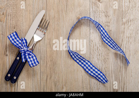 Messer und Giebel und blau karierten Streifen Stoff Stockfoto