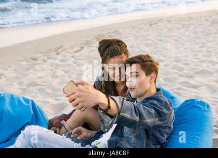 junges Paar Selfie Fotografieren am Strand Stockfoto