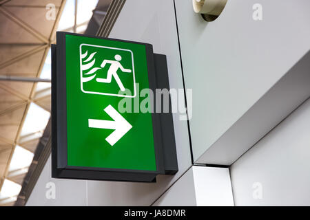 Fire Exit Schild Lightbox im Flughafen Stockfoto