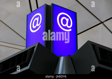 Internet At-Zeichen Lightbox WiFi-Hotspot für drahtlosen Internetzugang im Flughafen Stockfoto
