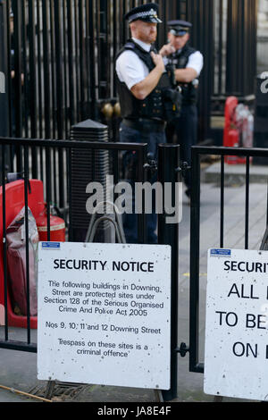 Westminster, London, UK, 11. September 2015: Sicherheitshinweis außerhalb der gut bewachten Eingang zur Downing Street in London. Stockfoto