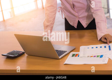 Frauen planen mit Calculatora Tablet-Laptop an der Rezeption. Stockfoto