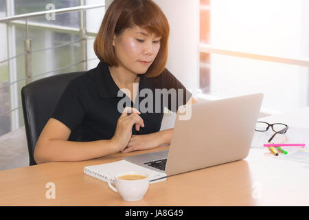 Frauen planen mit einem Tablet-Laptop an der Rezeption. Stockfoto