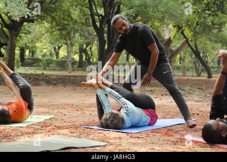 Eine Gruppe von indischen Jugendlichen Cubbon Park, Bangalore, Indien Yoga bei Stockfoto