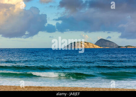 Blick auf die Cagarras Inseln vor vor Ipanema Beach in Rio De Janeiro Stockfoto