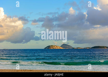 Blick auf die Cagarras Inseln vor vor Ipanema Beach in Rio De Janeiro Stockfoto