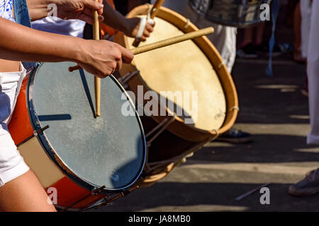 Trommeln bei Samba Auftritt beim Rio De Janeiro Karneval gespielt wird Stockfoto