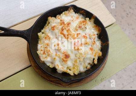 Käsemakkaroni und Käse in einer Eisenküche Stockfoto