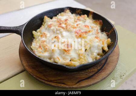 Käsemakkaroni und Käse in einer Eisenküche Stockfoto