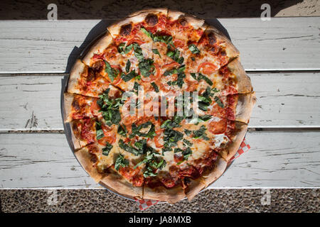 Margarita Pizza Pie auf einer weißen Bank Stockfoto