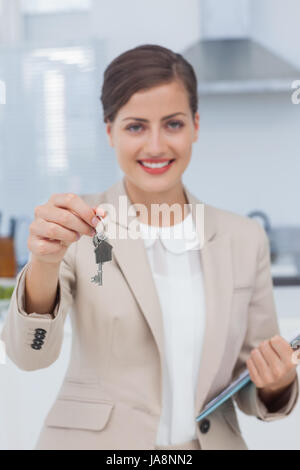 Immobilienmakler mit Hausschlüssel in ein neues Haus Stockfoto