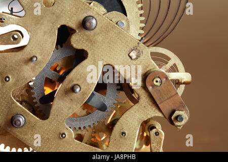Nahaufnahme der alten Uhr Mechanismus auf braunem Hintergrund Stockfoto