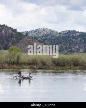 Zwei Männer Angeln und ein Drittel Ruderboot auf dem Missouri River in Montana. Alle haben Rücken zur Kamera. Stockfoto