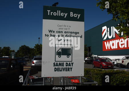 Rothwell, Redcliffe, Australien: Bunnings Warehouse Hardware Trolley Bucht und nach Hause Lieferung Zeichen Stockfoto