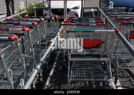 Rothwell, Redcliffe, Australien: Bunnings Warehouse Hardware Einkaufswagen auf Parkplatz Stockfoto