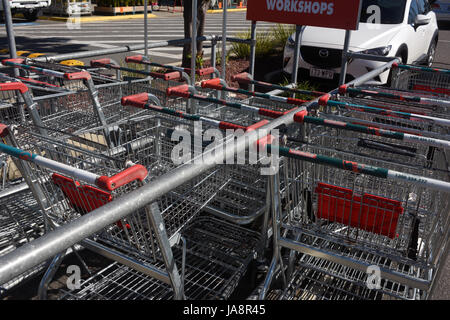 Rothwell, Redcliffe, Australien: Bunnings Warehouse Hardware Einkaufswagen auf Parkplatz Stockfoto