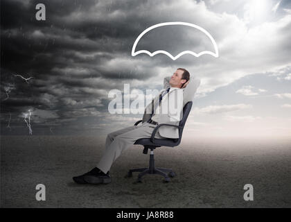 Geschäftsmann, schlafen in einem Stuhl außerhalb bei stürmischem Wetter Stockfoto