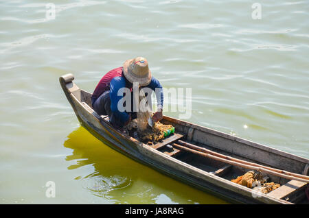 Fischer am Taung Thama See und U Bein Brücke bei Amarapura, Mandalay Provinz, Myanmar Stockfoto