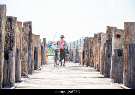 Fischer auf U Bein Teakholz Brücke von Mandalay in Myanmar Stockfoto