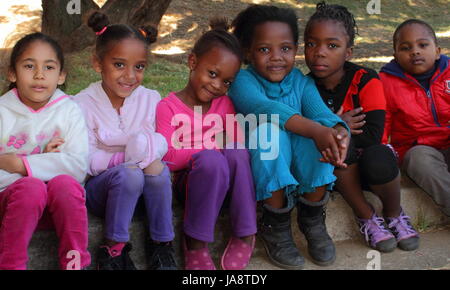 Johannesburg-Südafrika - erhalten nicht identifizierten bedürftige Schulkinder Brot und Suppe von einer privaten nichtstaatliche Wohltätigkeitsorganisation Fütterung Schema Stockfoto