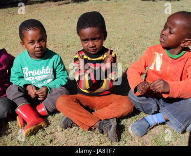 Johannesburg-Südafrika - erhalten nicht identifizierten bedürftige Schulkinder Brot und Suppe von einer privaten nichtstaatliche Wohltätigkeitsorganisation Fütterung Schema Stockfoto