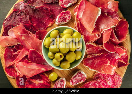 Obenliegende Foto des spanischen Aufschnitt-Platte mit Oliven Stockfoto