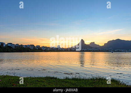 Bild des späten Nachmittags an der Lagune Rodrigo de Freitas in Rio de Janeiro mit ihren Bergen, Gebäuden und charakteristischen Konturen Stockfoto