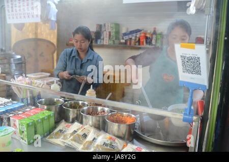 China wird bargeldlos. Die Leute kaufen Nudeln QR-Code mit Ihrem Handy, mit Alipay, WeChat Geldbörse oder andere mobile Geldbörse. FinTech boomt. Stockfoto