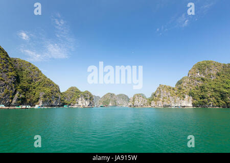 Ein Blick auf die spektakulären Kalkstein Karstformationen in Lan-Ha-Bucht, Halong Bucht, Vietnam Stockfoto