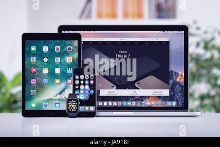 Apple Macbook iPhone 7 iPad Pro und Apple Watch auf den Schreibtisch Stockfoto