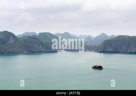 Ein Blick auf die spektakulären Kalkstein Karstformationen in Lan-Ha-Bucht, Halong Bucht, Vietnam Stockfoto