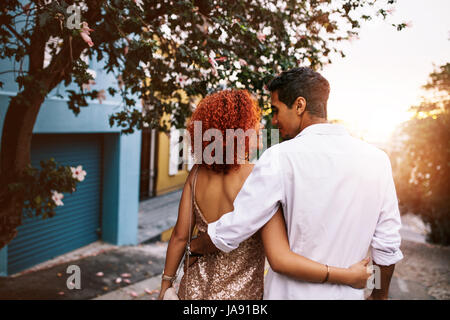 Romantische Pärchen halten einander zu Fuß auf einer verlassenen Straße. Junger Mann und Frau stehen in der Nähe sahen einander in Expression von thei Stockfoto