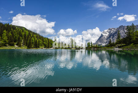Zugspitze-Gebirges spiegelt sich in dem klaren, türkisfarbenen Wasser des Sees Seebensee. Tirol, Österreich Stockfoto
