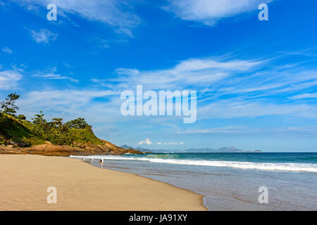 Wellen und Steinen am Strand von des Teufels in Ipanema, Rio De Janeiro Stockfoto