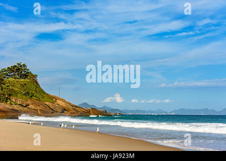 Wellen und Steinen am Strand von des Teufels in Ipanema, Rio De Janeiro Stockfoto