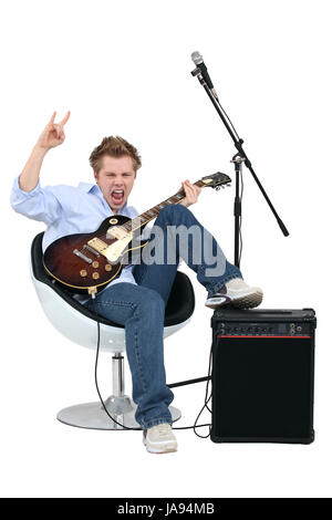 Junger Mann mit Gitarre spielen Rock-Musik Stockfoto