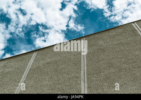 Gebäude aus Beton Wand gegen blauen Himmel Stockfoto