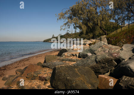 Woody Point, Redcliffe, Australien: Felsenküste der Moreton Bay am Gayundah Arboretum Stockfoto