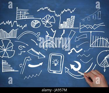 Handzeichnung Diagramme und Pfeile auf blauem Hintergrund Stockfoto