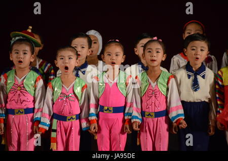 Nordkorea-Kinder, Musik und Tanz in der Stadt Rason. Songs, die ursprünglich die "Große" und "Liebe Führer" Kim Il Sung und Kim Jong-Il. Stockfoto