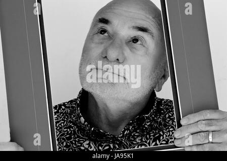 Alter Mann in einem Bilderrahmen in schwarz und weiß. Stockfoto