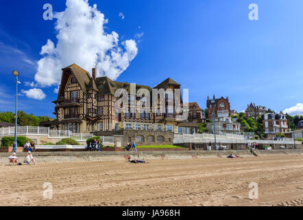 Frankreich, Calvados, Villers-sur-Mer, Villen am Wasser und Strand Stockfoto