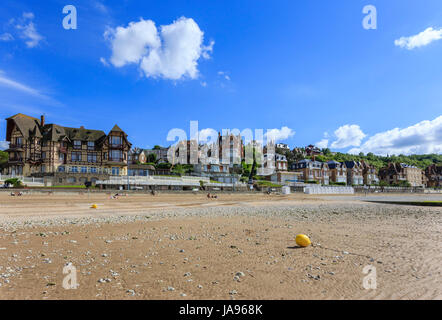 Frankreich, Calvados, Villers-sur-Mer, Villen am Wasser und Strand Stockfoto