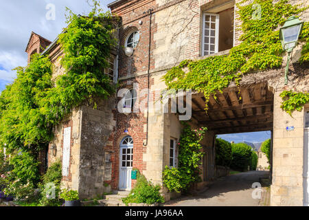 Frankreich, Calvados, Beaumont en Auge, Haus und Straße im Dorf Stockfoto