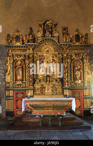 Frankreich, Cantal, Parc Naturel Regional des Volcans d'Auvergne, Apchon, St. Blasius Kirche, altarbild Eichenholz geschnitzt, bemalt und vergoldet Stockfoto