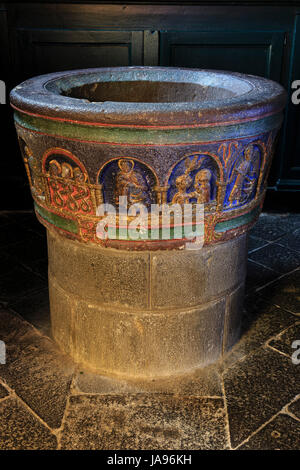 Frankreich, Cantal, Mauriac, Notre Dame Kirche Wunder, polychrome Römische Taufbecken in vulkanischen Felsen und mit 14 Bögen dekoriert Stockfoto