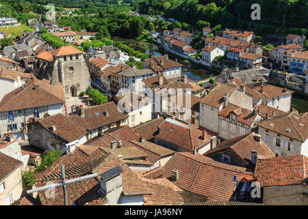 Frankreich, Cantal, Laroquebrou, Blick auf das Dorf von der Spitze des Felsens mit einer Statue der Jungfrau Stockfoto